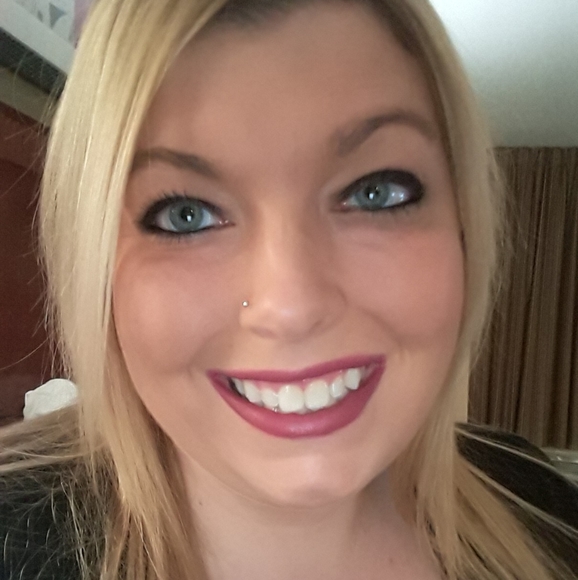 Meet your Posher, Amanda - Picture 2 of 3